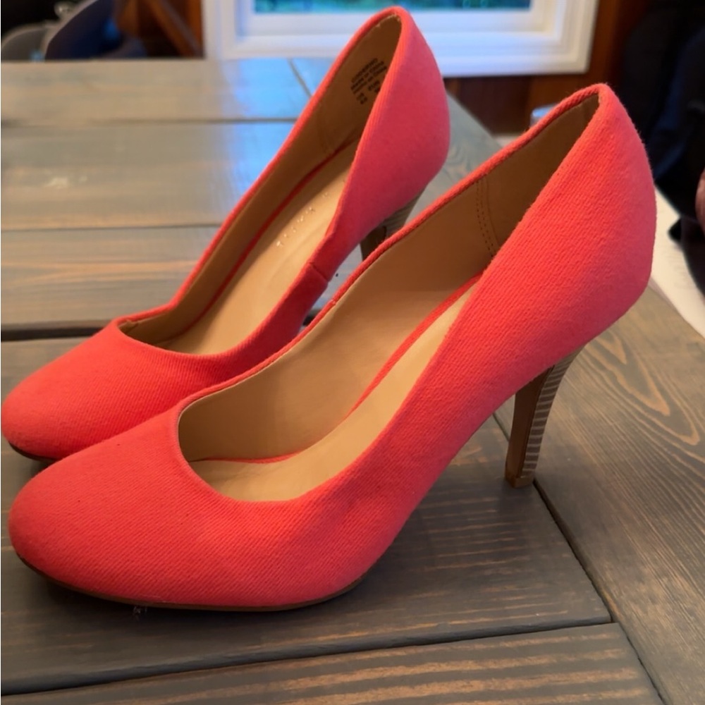 Kelly & Kate, size 8.5 coral high heels. Never worn !